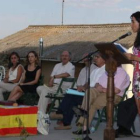 Colinas, en el centro, junto a los autores que participaron en la declamación.