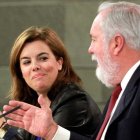 Soraya Sáez de Santamaría y Miguel Arias Cañete muestran los nuevos precintos que identificarán los productos ibéricos.