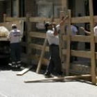 Un operario preparaba ayer las talanqueras para los encierros