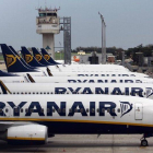Aviones de Ryanair alineados en un aeropuerto.