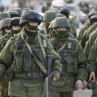 Tropas uniformadas sin identificar desfilan cerca de Simferopol, en Crimea, este lunes.