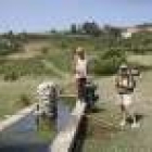 Dos personas que realizan el Camino de Santiago, durante una parada en su trayecto