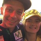 La británica Kirsten Tilley abonó, en una subasta benéfica, 3.500 euros para hacerse, el jueves, este selfie con Valentino Rossi