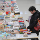 Libros y material didáctico se venden desde ayer en la EOI a favor del Banco de Alimentos.