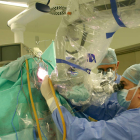 El equipo médico realiza la primera craneotomía de fosa posterior.