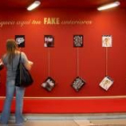 Detalle de la exposición «Fake» en el espacio Vitrinas del Musac