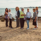 La consellera de Justícia, Ester Capella (tercera por la izquierda) con familiares de las cinco milicianas en la playa de Sa Coma. Carla Bellera es la primera por la izquierda.
