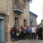 Algunas de las mujeres de la asociación cultural junto al edificio de las antiguas escuelas