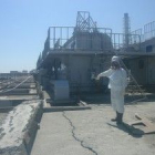 Un operario de Tepco señala una grieta cercana al reactor número 2, el pasado 2 de abril.