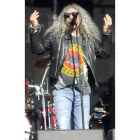 Yosi, cantante de Los Suaves, en pleno concierto.