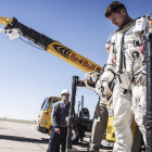 Baumgartner en la cápsula desde la que se lanzará al vacío.