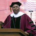 El millonario Robert F. Smith anunciado que pagará créditos universitarios de casi 400 alumnos.