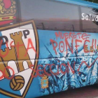 El autobús de la Deportiva fue trasladado a Guipúzkoa para reparar los daños provocados por los vándalos en León.