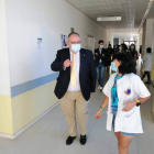 El consejero Alejandro Vázquez, durante su visita de ayer al centro de salud de Villablino. DL
