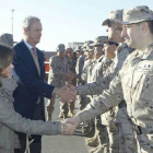 Soraya Sáenz de Santamaría, acompañada del ministro Pedro Morenés, saluda a las tropas españolas, este lunes en Herat.