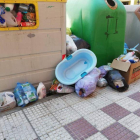 Los contenedores están saturados y la basura rebosa. DL