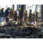 Imagen de los bomberos y servicios de rescate en el centro comercial bombardeado el lunes. OLEG PETRASUHG