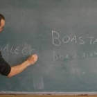 La imagen de archivo muestra a un profesor enseñando gallego en uno de los colegios del Bierzo