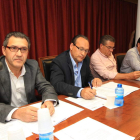 Alfonso Arias, con el bolígrafo en la mano, rodeado de los tres portavoces políticos del Consejo.