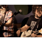 Dos de los integrantes de la banda australiana Dirt River Radio, que actúa el lunes en el Gran Café. DL