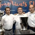 Bonnefous, Calafat y Zulueta posan junto al trofeo Vuitton y el de la Copa América