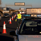 Agentes de la Guardia Civil durante el control en al autovía A1. SANTI OTERO