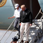 Donald Trump y Melania a su llegada a la base aéra de Florida.