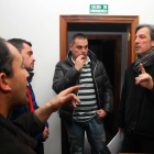 El alcalde de Toreno (León), y procurador en las Cortes por el PP, Pedro Muñoz (D), durante la reunión con los mineros del grupo Alonso en la comarca de El Bierzo.