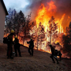 Algunas personas siguen atrapados en la zona afectada por el fuego a la espera de poder ser rescatados por los servicios de emergencia.