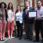 Las profesoras responsables del proyecto, Vicente Clemente y Francisco Mateo con el diploma.