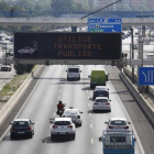 Mensajes en las pantallas informativas de la M-30, en un episodio de contaminación.