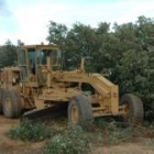 Las máquinas llevan días desbrozando maleza de parcelas particulares para abrir una pista