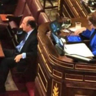 Celia Villalobos (PP) juega con una tablet en la tribuna del Congreso de los Diputados, en febrero del año pasado.