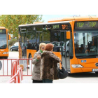 Los autobuses al cementerio están hoy muy solicitados. L. DE LA MATA