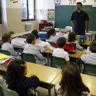 Los alumnos atienden a las explicaciones de su profesor durante una clase.