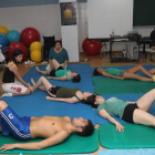 Los alumnos de Fisioterapia de Ponferrada durante una clase práctica esta semana.