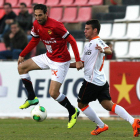 El defensa del Gimnàstic de Tarragona Juanjo lucha por un balón con el zaguero che Juan Bernat.