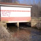 El agua discurre por el canal a la altura de Tres Concejos.