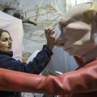 Ana María Martinez  pinta una figura que representa al presidente ruso Vladimir Putin en un taller de fallas.