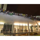 Cientos de manifestantes, encaramados al tejado del Congreso, en Brasilia.