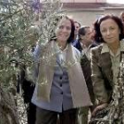 Loyola de Palacio y Ana Palacio posan bajo un olivo centenario en Toledo