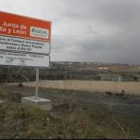 Cartel anunciador de las obras en la margen del río próxima a la vieja térmica de la MSP