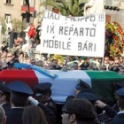 Policías portan el féretro de Filippo Raciti por las calles de Catania, ayer, en su funeral