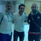 Óscar Garro, a la derecha, junto a Xavi Hernández y Roberto Olabe, a la izquierda.