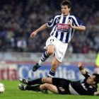 Aramburu supera a Gerardo (en el suelo) en el encuentro disputado ayer en el estadio de Anoeta