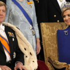 La reina Máxima mira al rey Guillermo, durante la ceremonia de investidura.