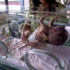 Un bebé sale de una incubadora en el área de neonatología