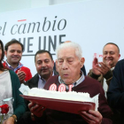 Antonio Fernández, junto a Pedro Sánchez, soplando las velas de su 100 cumpleaños.