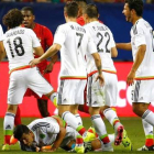 Los jugadores de México rodean al panameño Tejada tras recibir la tarjeta roja en la semifinal de la Copa de Oro, en Atlanta.