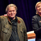 Steve Bannon y Marine Le Pen en el congreso del partido ultraderechista francés celebrado hace un año en Lille.